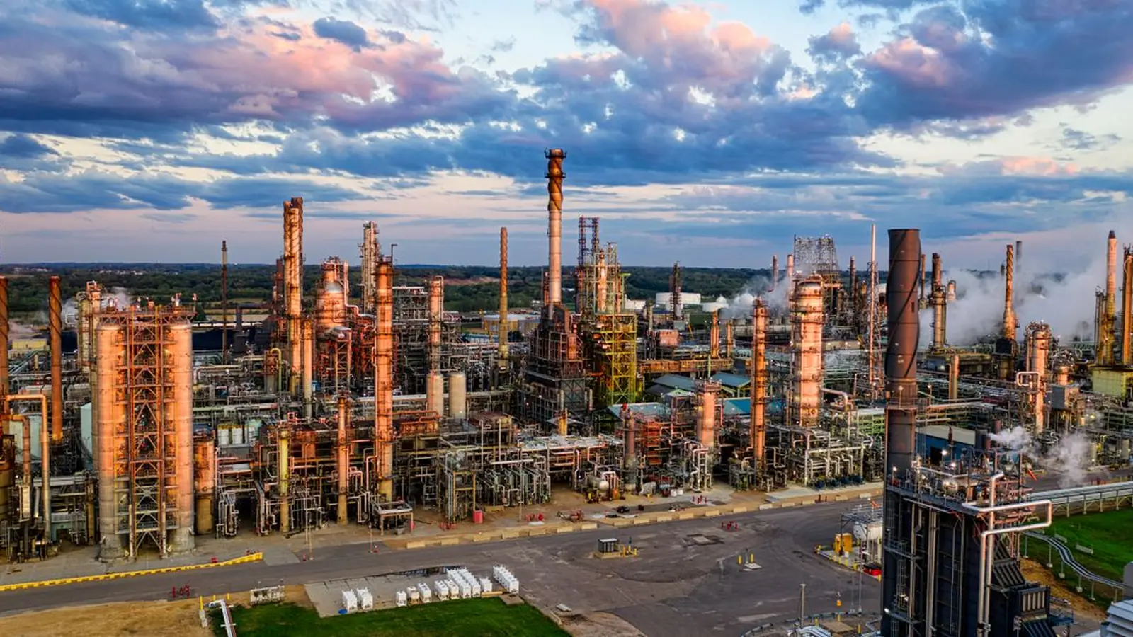 Нефтеперерабатывающий завод с высоты птичьего полёта на закате