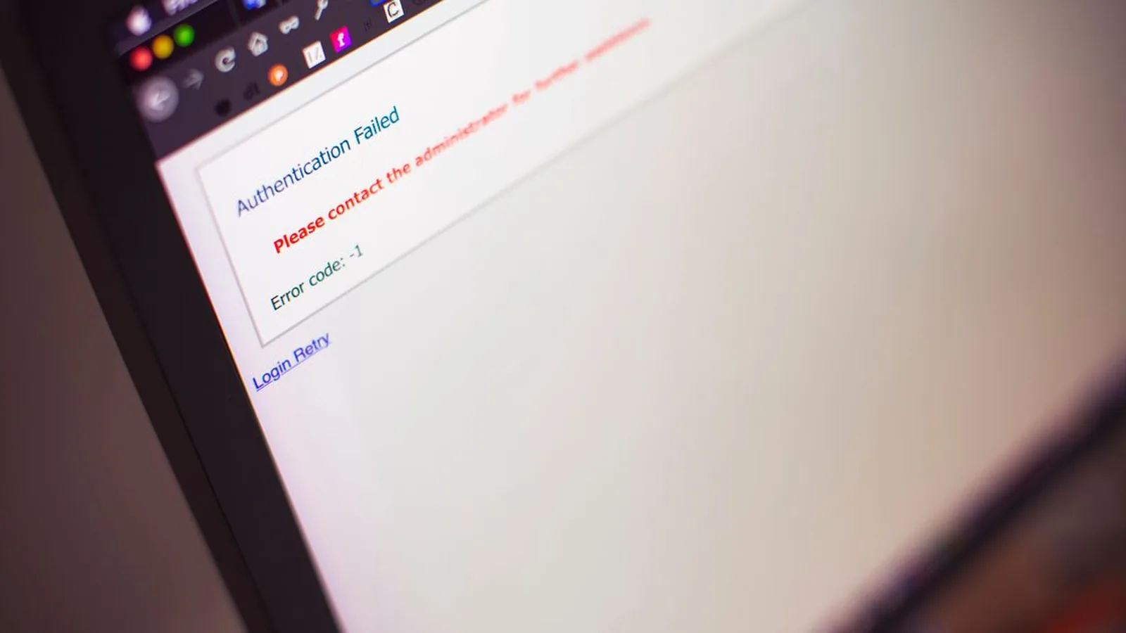 Экран компьютера крупным планом с сообщением об ошибке аутентификации