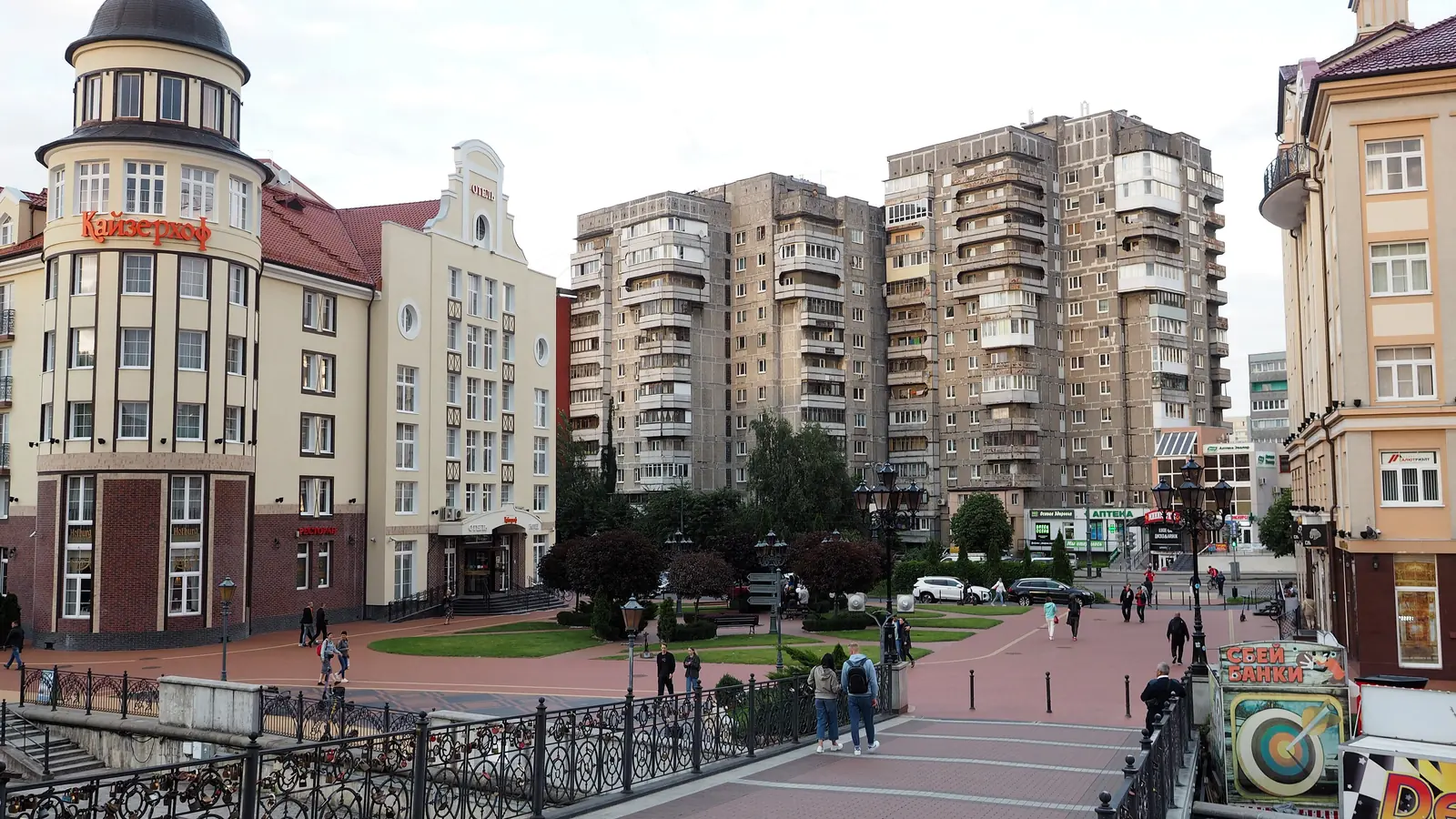 Вид с Юбилейного моста в Калининграде на площадь и дома в историческом стиле