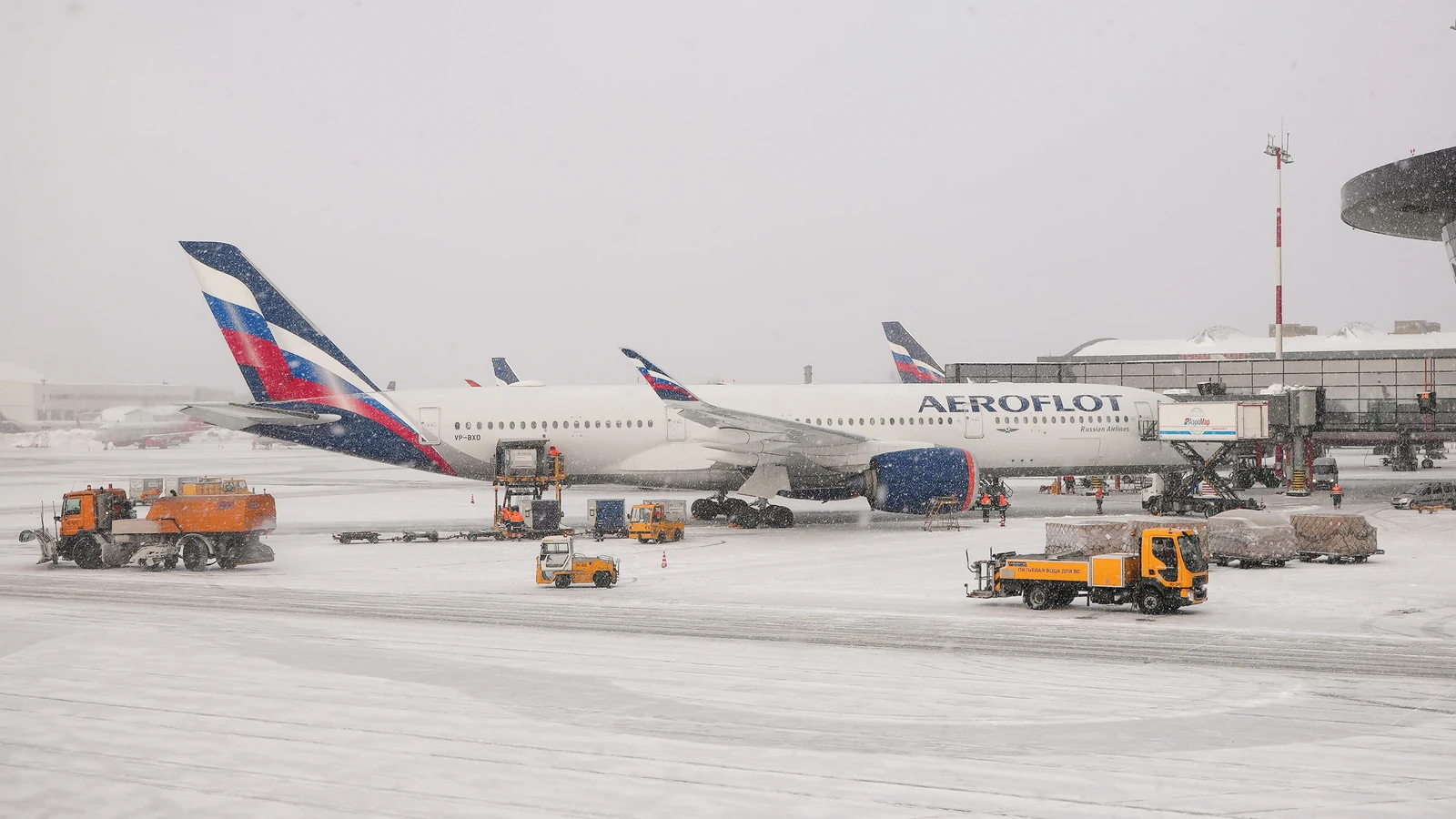 Самолёт Airbus A350 Аэрофлота готовят к вылету в снегопад в аэропорту Шереметьево