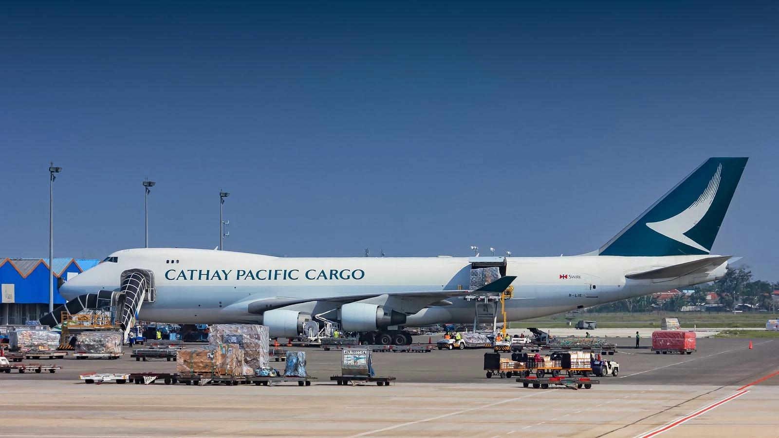 Грузовой самолет Cathay Pacific загружается в аэропорту Сукарно-Хатта в Индонезии